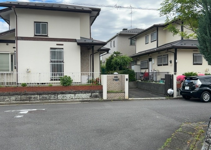家を建てる場合、方位は要チェックです。現実的に日当たりのよい家ならばリビングは南側、建築基準法でも北側に当たる家への配慮は求められています。土地を見学に行く際は、方位磁針を持って行くようにしましょう。