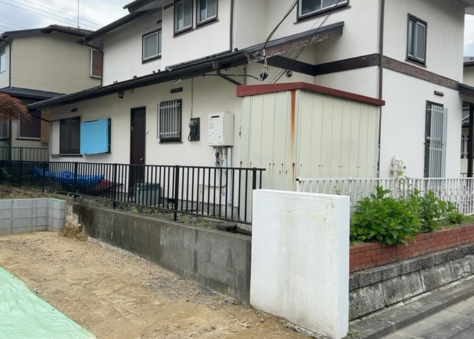 土地の前の道路に消火栓が設置されていることがあります。この場合、道路交通法第45条第1項により、駐車禁止の場所が指定されています。そのため、車庫などの駐車スペースをつくることができない場合があります。