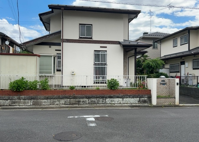現地に行くなら、物件の周囲の地形がどうなっているかを見ることも大切です。周辺より低くなっている土地では、大雨などで水が集まりやすいため、地盤が弱くなっているということも考えられるため、注意が必要です。