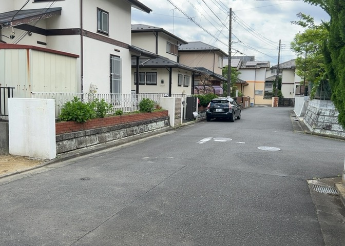 土地購入を検討されている場合、境界杭がない状態で購入してしまうと境界確定測量をする必要があり、費用がかかります。購入の前に、売主、隣土地所有者立ち合いのもと境界を確定し境界杭を設置するのがベストです。