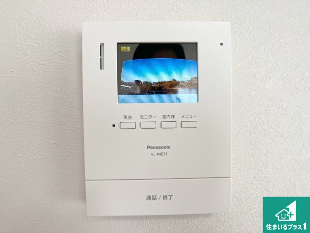 カラーモニターインターホン！声だけでなく来訪者の姿や顔がモニターで確認できるので、小さなお子様がいらっしゃるご家庭でも安心できます！