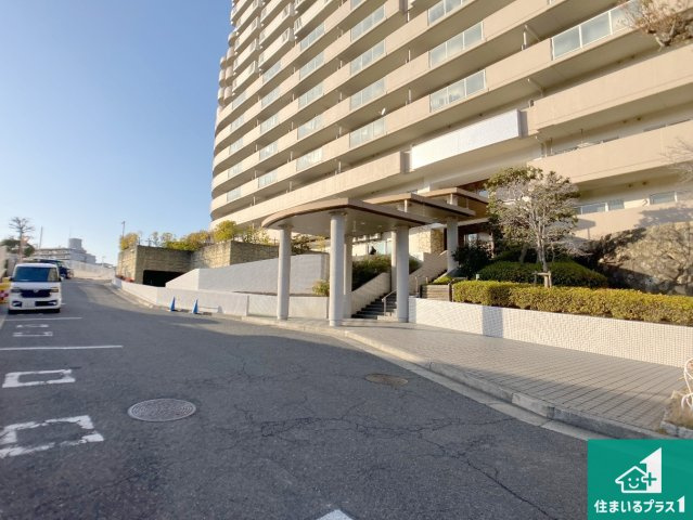周辺は閑静な住宅街！前面道路広々で車の出し入れも便利です。駐車が苦手な方でも安心して車庫入れできます！