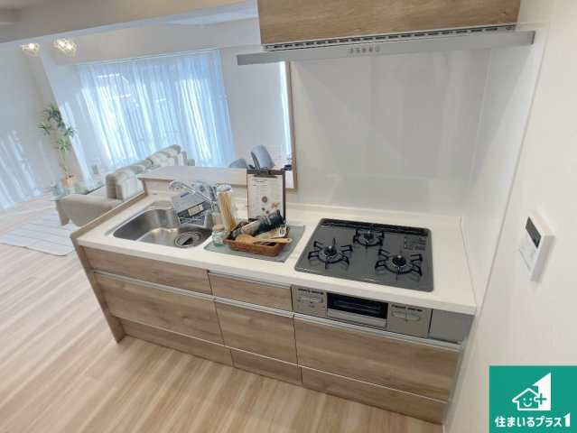 明るいリビングで朝の目覚めもスッキリできそう！対面キッチンでご家族のコミュニケーションも自然と増える設計！小さなお子様が遊ぶスペースを作っても広々とくつろげるLDK！
