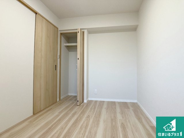 寝室は心地よい眠りについてもらいたくて、シンプルかつ開放的な空間な設計にしています！大きな窓から差し込む日が心地いいです♪