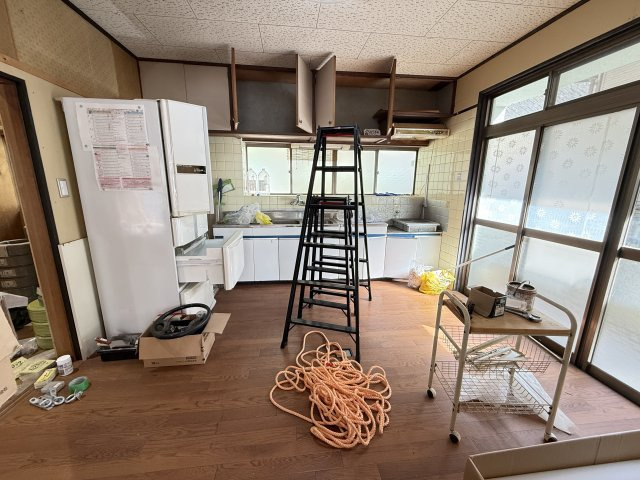 広さのあるキッチンスペースは、配置を見直すことで使いやすい空間へ。ご自宅用としてはもちろん、作業場や資材置き場としての利用にも適しており、用途に応じた柔軟な使い方ができる点が魅力です。