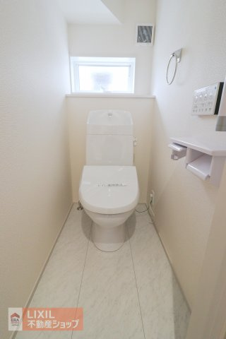 【トイレ】現地完成写真。温水洗浄暖房便座付き。小窓がついており採光と換気ができるようになっています。2階にもトイレがございます。