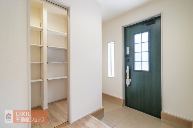 【玄関】現地完成写真。明るい採光の入る玄関はゆったりサイズの土間収納付でスッキリと玄関を見せられます