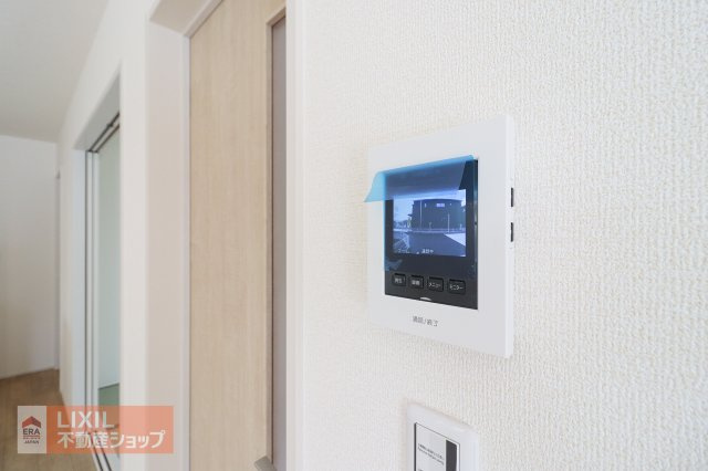 【TVモニター付インターホン】来客の顔が分かるTVモニター付ドアホン。不在時には、カラー録画もしてくれるのでセキュリティも安心です！しっかりと声も聞こえますので2重で安心ですね。