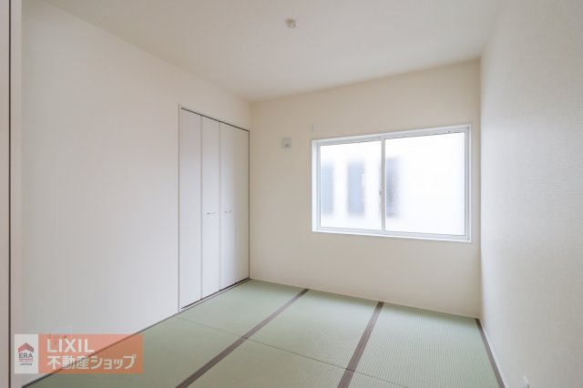 【和室】現地完成写真。ゆったりくつろぎスペース。キッチンからも見渡せるのでお子様の遊び場としても重宝しますね♪