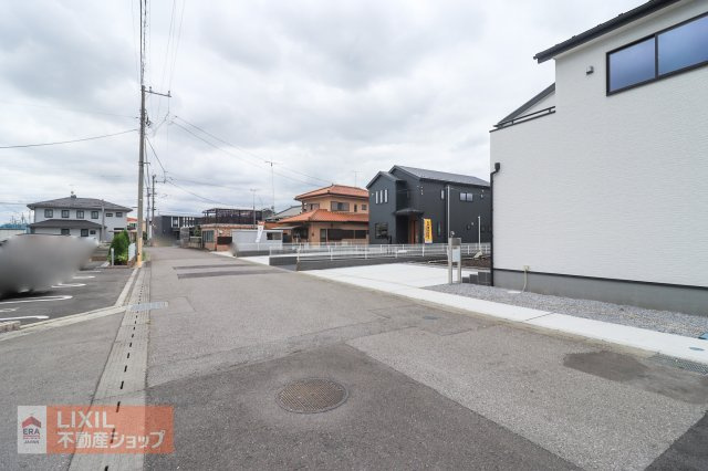【前面道路】現地完成写真。前面道路は6mでお車2台すれ違える道の広さも十分確保されており駐車も楽々です。
