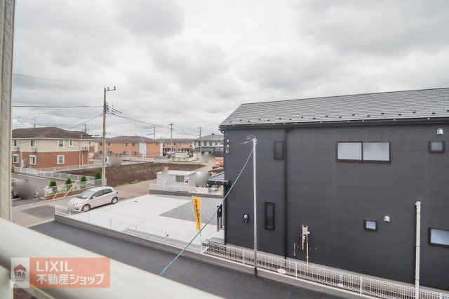 【建物からの眺望】現地完成写真。バルコニーからの景色。道幅も広いので十分な間隔が確保されております。