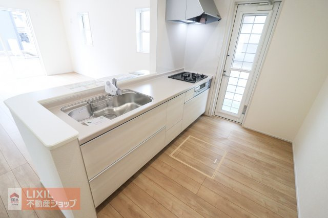 【その他設備】現地写真：3口のガスコンロとグリルが付いております。広いシンクには洗い物がしやすいシャワーヘッドが伸びるタイプの水栓でお掃除もラクラク♪ぜひ実際に現地でシンク広さもご体感ください