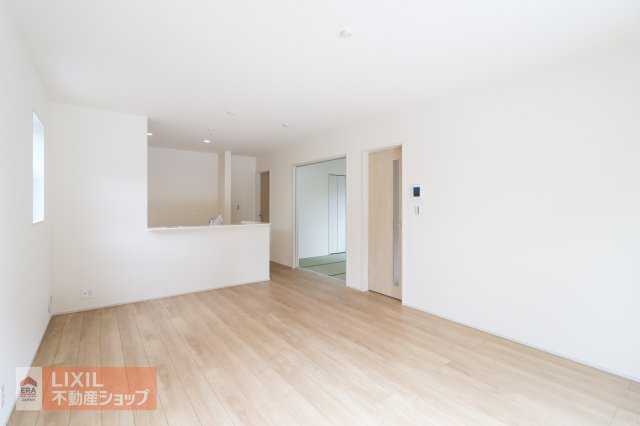 【リビングダイニング】家族団らんの空間は大きい窓で明るく風通しの良い快適な空間となっています。家具をおいてもゆとりのある広さです。ぜひ現地でも実際の広さなど体感ください。
