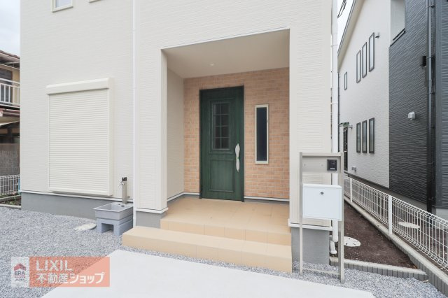 【エントランス】現地完成写真。ゆったりとした玄関。奥行きのあるポーチで荷物の多い日やお子様と手を繋いでいても雨の日も濡れにくく安心です。