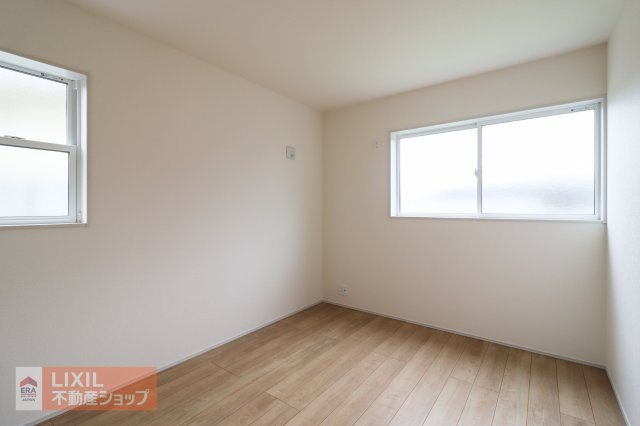 【寝室】南向きで明るいお部屋となっていおります。ウォークインクローゼットもついており洋服や色々とスッキリとしまえます。
