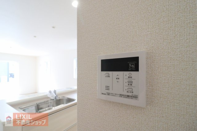 【温水設備】現地完成写真。シンプルなデザインにすることで操作もわかりやすい給湯スイッチ付きで温度調整もラクラクです。