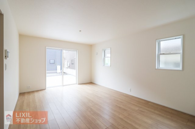 【リビング】現地完成写真。明るい日差しの入るリビングは各所に採光窓もあり通気性も良く家族で過ごすのにもぴったりです。
