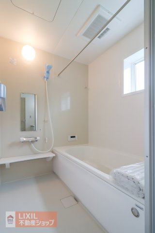 【浴室】現地完成写真。足も伸ばせる一坪風呂でお子様と一緒でもゆったりと寛げます。浴室換気暖房乾燥機付で冬場も安心。