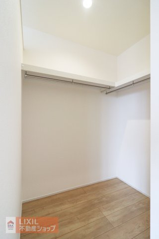【収納】現地完成写真。L字タイプのウォークインクローゼットで衣類もひと目で全体が見られて管理もしやすいです。