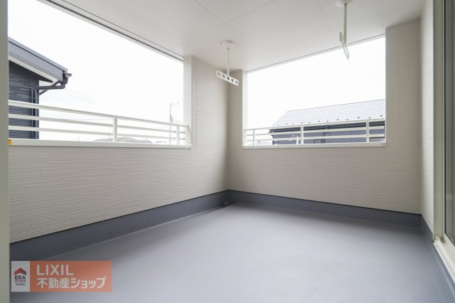 【バルコニー】現地完成写真。広々とした奥行きのあるインナーバルコニーで強い日差しも抑えられ、お布団や洗濯物がたくさん干せます。