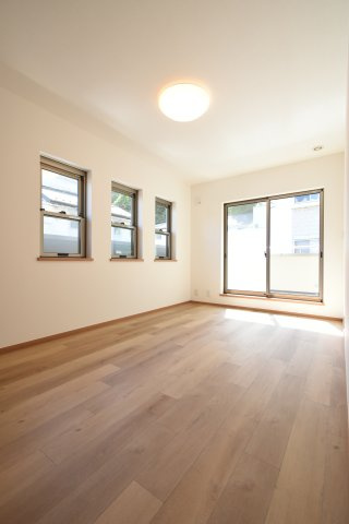 2階洋室です♪　採光部の窓が多くあります♪