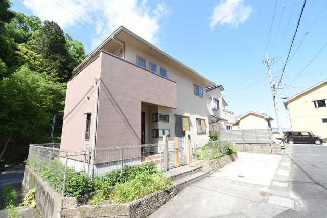 外壁塗装完了済み♪　角地物件で嬉しいポイントです♪