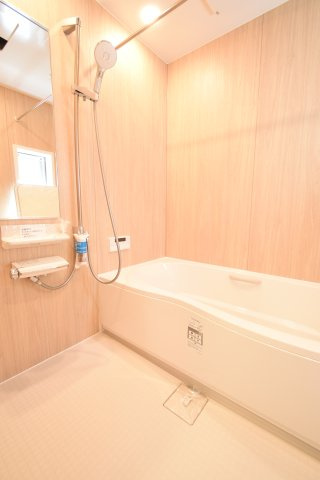 1616サイズのゆったりサイズの浴室です♪　浴室乾燥機付きですので、梅雨時のお洗濯ものも安心です♪