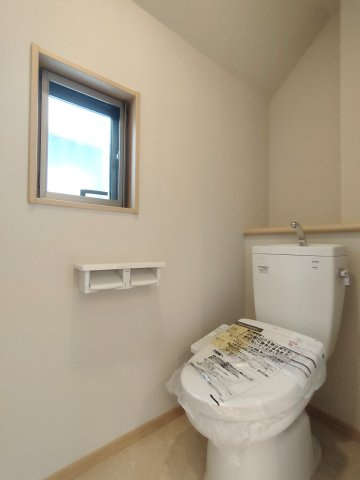 【トイレ】　各階に洗浄便座付きトイレを備え、快適にご利用いただけます。
