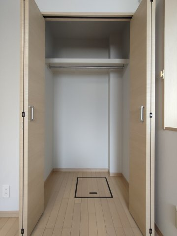 【納戸1　約6.6帖　収納】　大きな荷物も収まりやすい、奥行きのある収納スペースを備えています。