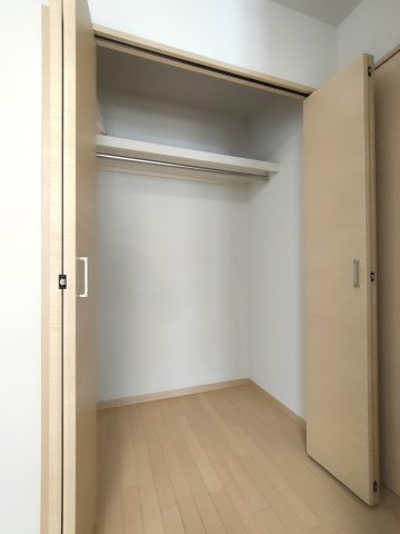 【洋室1　約5.2帖　収納】　戸建てならではの収納力で、快適な暮らしをサポートします。