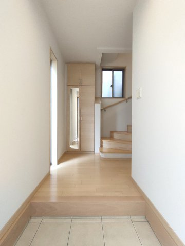 【玄関】　やさしい色合いのフローリングが、住まい全体をあたたかく包み込みます。