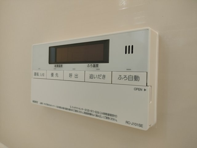 【追い焚き機能付き】　ワンタッチでお湯張りや保温が可能なフルオートバス。いつでも快適に入浴が出来ます。仕事や塾などパパやお子様の入浴時間が異なる家でも、保温機能でいつでも快適に入浴が可能です。