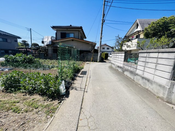 【甲府市大手2丁目　売地の前面道路含む現地写真】