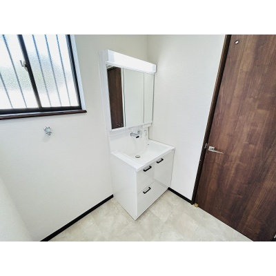 清潔感あふれるスタイリッシュなデザインの洗面化粧台☆*