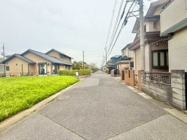 JR武蔵野線「吉川」駅まで徒歩30分です。建築条件なし売地の為どなたでも建築可能です。是非現地ご覧ください♪