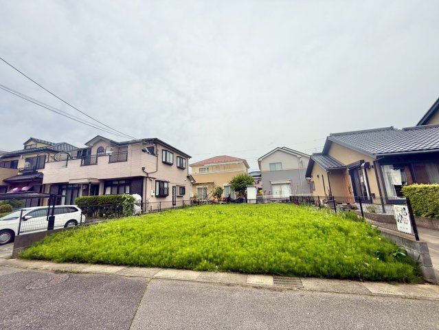 JR武蔵野線「吉川」駅まで徒歩30分です。建築条件なし売地の為どなたでも建築可能です。是非現地ご覧ください♪