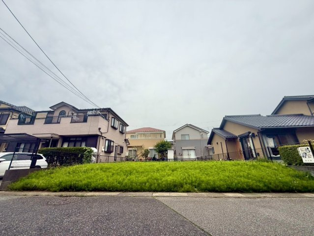 JR武蔵野線「吉川」駅まで徒歩30分です。建築条件なし売地の為どなたでも建築可能です。是非現地ご覧ください♪