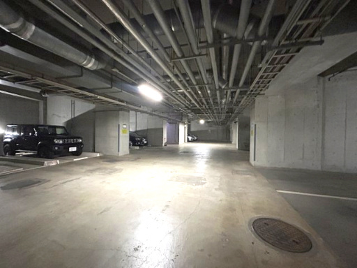 敷地内駐車場がございます。愛車を守る屋内駐車場完備♪　※空き状況はお気軽にお問合せ下さい