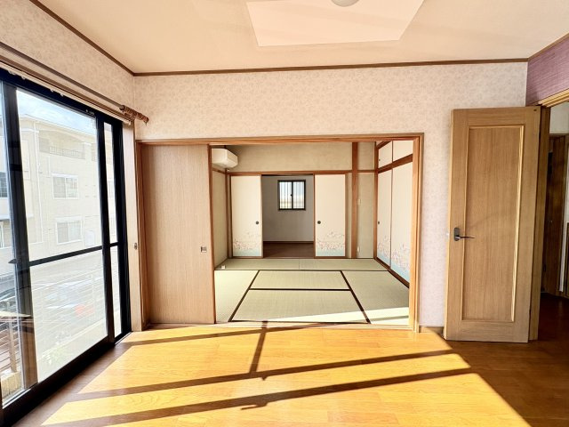 1階には南側に洋室、北側には和室とウォークインクローゼット。