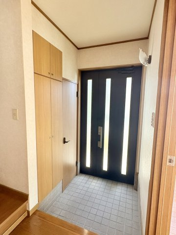 明るくシンプルな玄関ながら収納力あります。