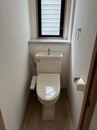 清潔感あふれる温水洗浄便座付きのトイレです。小窓が付いているため、自然換気がしやすく、常にクリーンな空間を保てます。手洗い場も備わっており、ゲストが来た際もスマートに使用できる配慮が嬉しいですね。