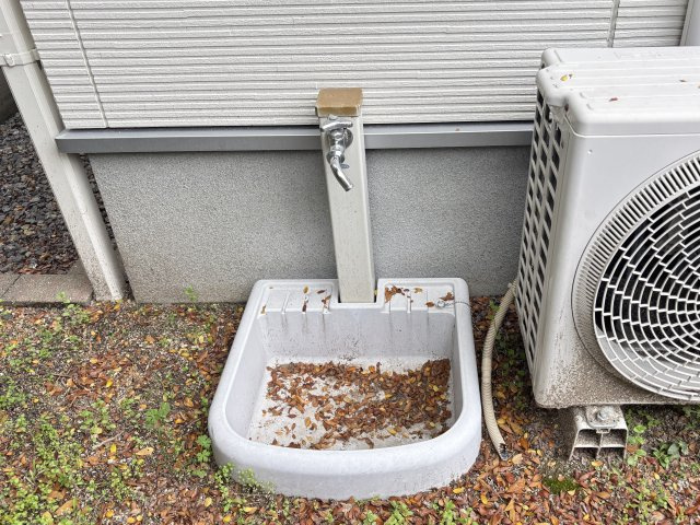 洗車やガーデニングはもちろん、お子様の外遊び用品やスポーツ用品のお手入れなど、多用途に活用できる設備です。玄関や駐車スペースからも利用しやすい位置にあり、日常のちょっとした作業にも便利。