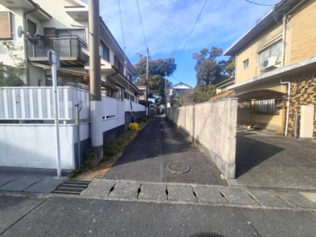道路から家が離れているため静か。　通行人や車の視線が届きにくくプライバシーが確保しやすいです。