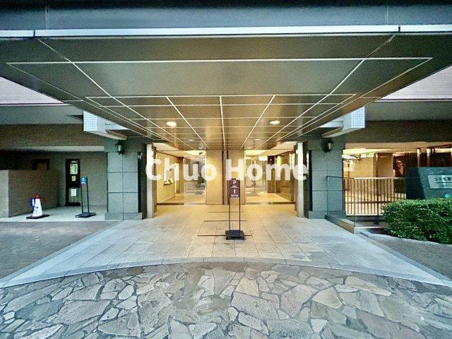 【エントランス】マンションのエントランスは、その物件の印象を決める、顔とも言える場所です。毎日通る場所ですからきれいなのが一番です。