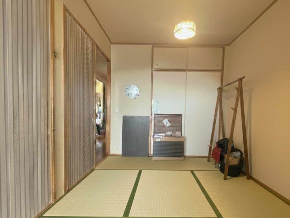 約6帖の和室は、落ち着いた雰囲気で多用途に使える一室。客間としてはもちろん、お子様の遊び場やくつろぎのスペースとしても活躍します。LDKに隣接しているため、家族のライフスタイルに合わせた使い方が可能。