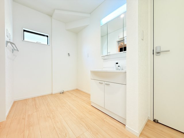 収納力と機能性に優れたお手入れラクラクのゆったりとした洗面台で、朝の忙しい時間でも身支度準備がスムーズです。