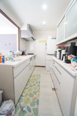 白を基調にした清潔感あるシステムキッチン、明るくすっきりとしたデザインで、お料理の時間も快適に。後片付けの負担を軽減する食洗器を備え、家事効率も高まります。