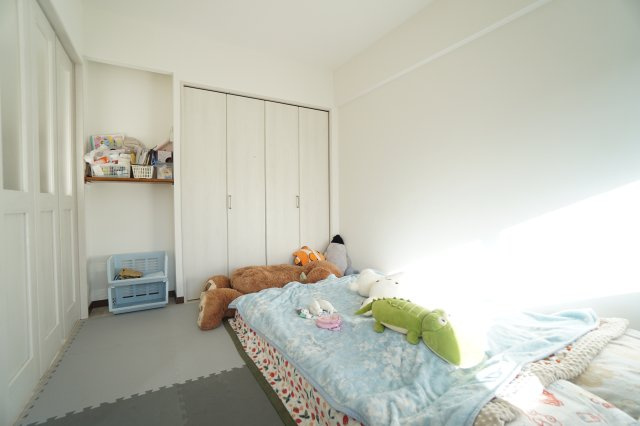 サービスルーム～趣味部屋、収納兼用スペースなど多用途に活躍。採光も確保されており、居室としても使える便利な空間です。