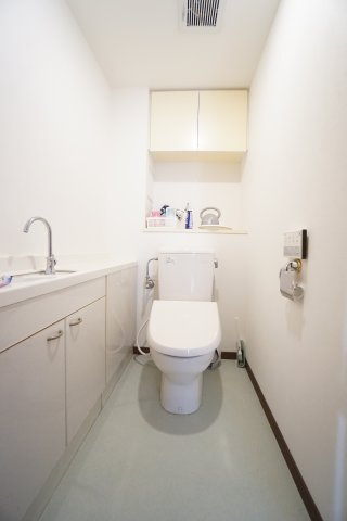 トイレ内で手洗いが完結でき、衛生面にも配慮された設計。来客時にも使いやすく、清潔感のある空間で毎日を気持ちよくお使いいただけます。