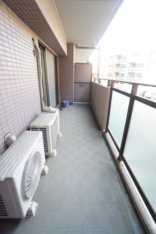 洗濯物をたっぷり干せるゆとりの広さが魅力。陽当たりや風通しも良く、ガーデニングやくつろぎの時間など、多彩な使い方が楽しめる空間です。